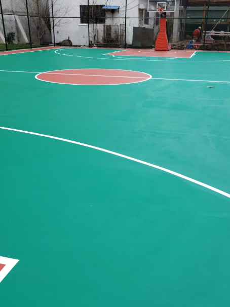 光泽 球场长期使用易出现地面开裂